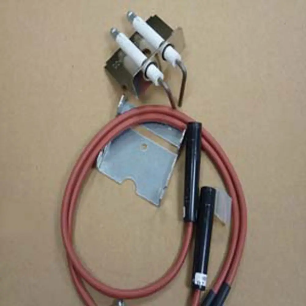 Zündelektrode mit Anschlusskabel und Metallhalterung, geeignet für Heizsysteme der Marke Remeha. Komponenten erkennbar auf einem einfarbigen Hintergrund.